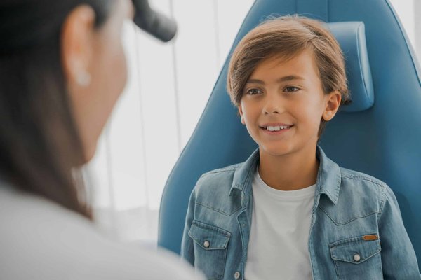 What are the detailed steps to troubleshoot a malfunctioning radiator fan in UK vehicles?